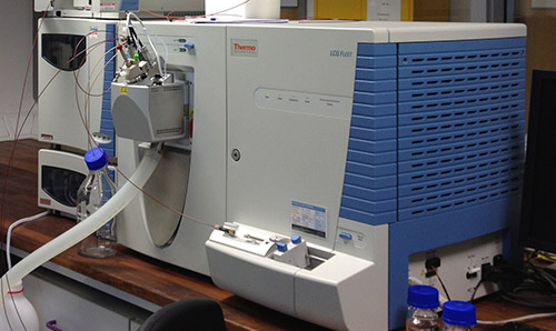 Microanalysis equipment, grey and blue in colour